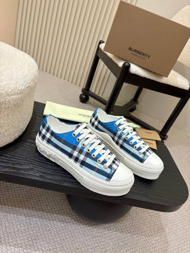 1836839FFF, Burberry's 2025 hit is out. After three years, the classic plaid ret