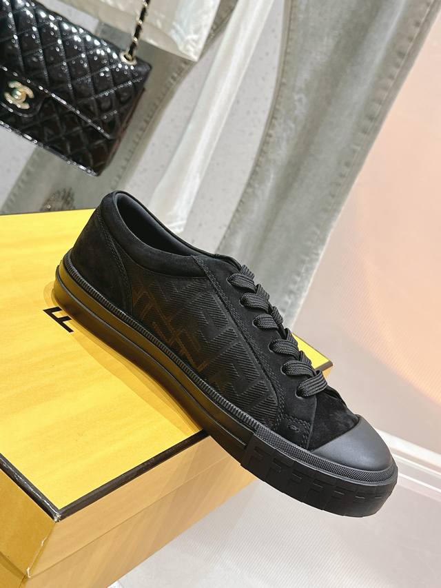 Fendi's new couple's white shoes. The upper is made of leather embossing technol