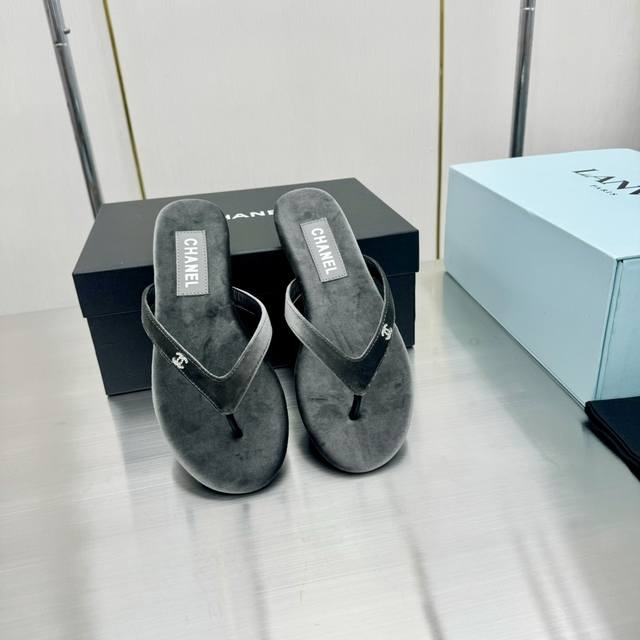 Top version Chanel Chanel 24P catwalk style flip flops, sandals A pair of summer