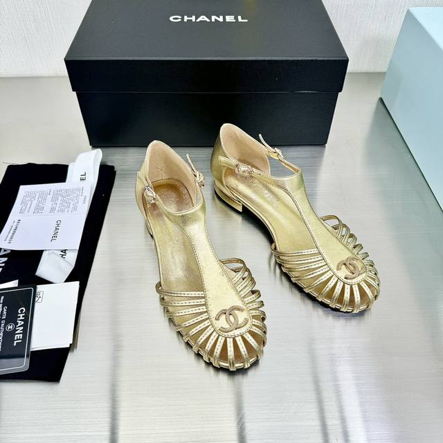 Chanel 24P hollow Roman flat sandals ______________________________________ Uppe