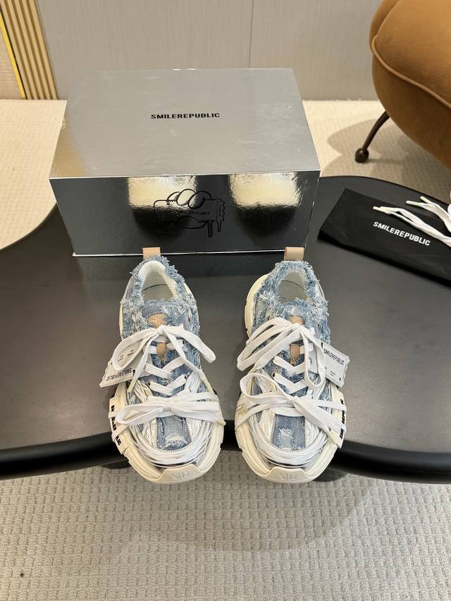 Smilerepublic has launched a new style of dad shoes. Fashion bloggers such as Ba