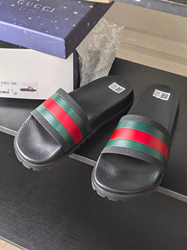 Thick-soled Gucci red and green striped classic flip flops | High-profile elegan
