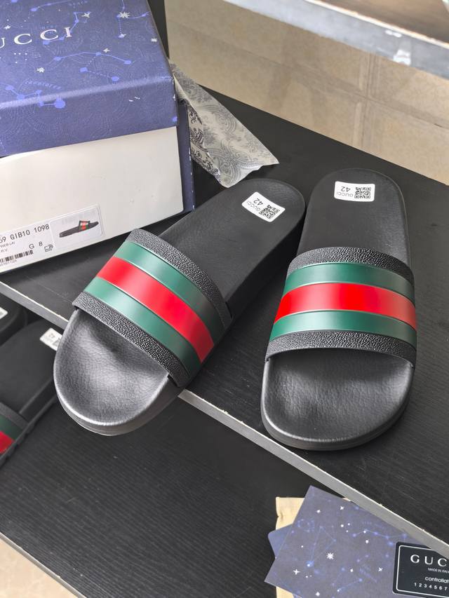 Flat Gucci Red and Green Stripe Classic Flip Flops | High-profile elegance in ev