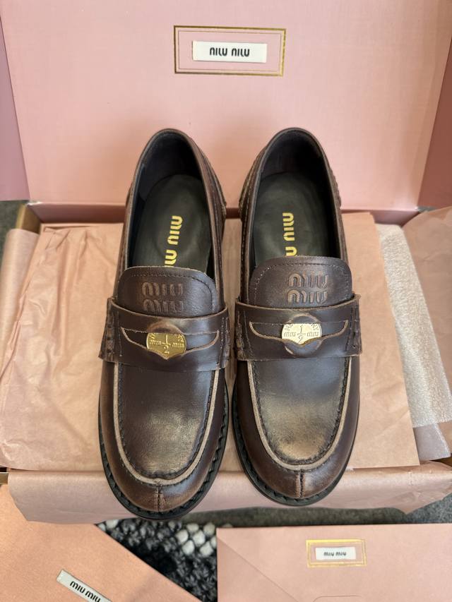 Niuhuo Size: 35-36-37-38-39-40 Miumiuح23Fw new retro Maillard gold coin loafers