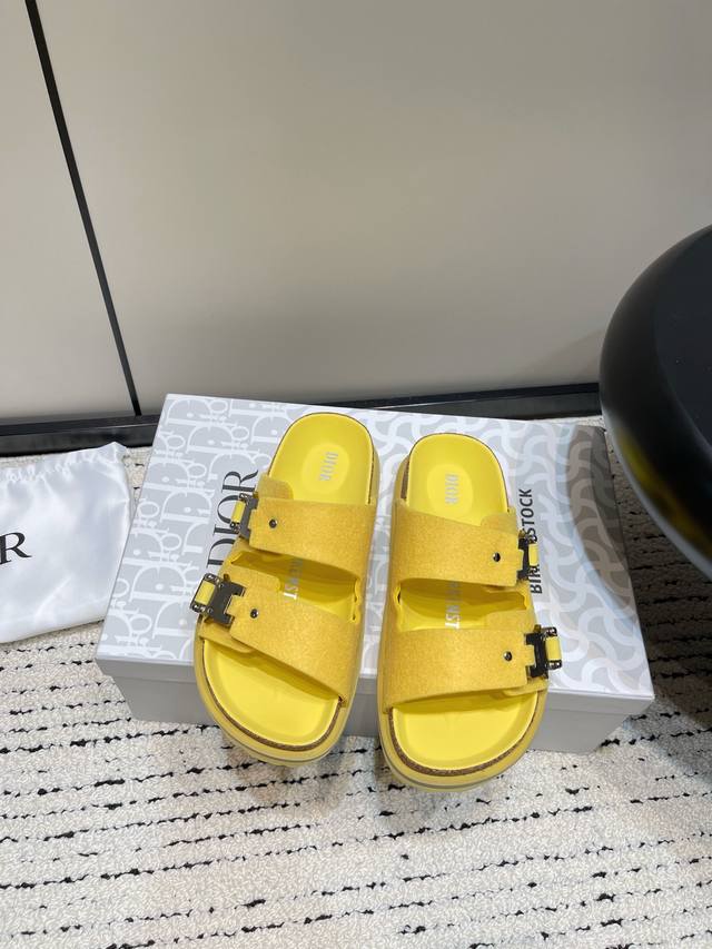 Couple's Dior Savoir-Faire.Tokio Slippers This joint shoe applies Dior's classic