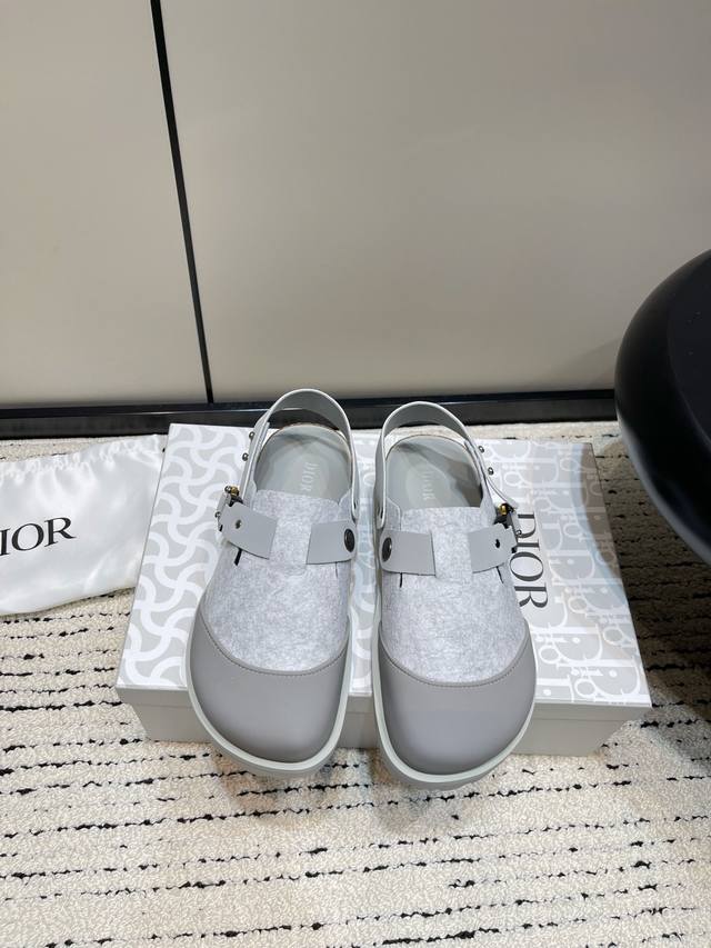 Couple's Dior Savoir-Faire.Tokio Mules This joint shoe applies Dior's classic gr