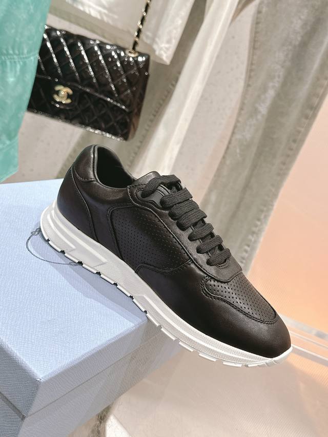 Prada new product The casual white shoes are simple when worn. The shoe shape is