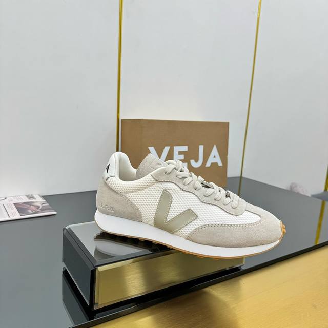 Veja is a famous French casual sports shoe brand, also known as the national sne