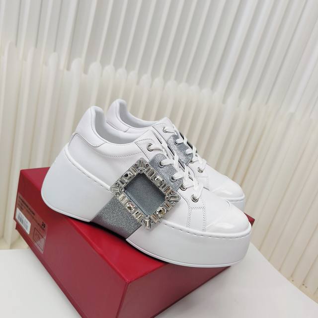 Roger Vivier casual diamond buckle heightening white shoes are here. The hot ite
