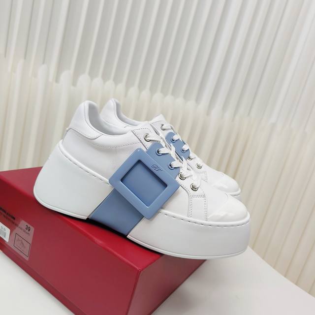 Roger Vivier's casual height-enhancing white shoes are here. The hot item that e