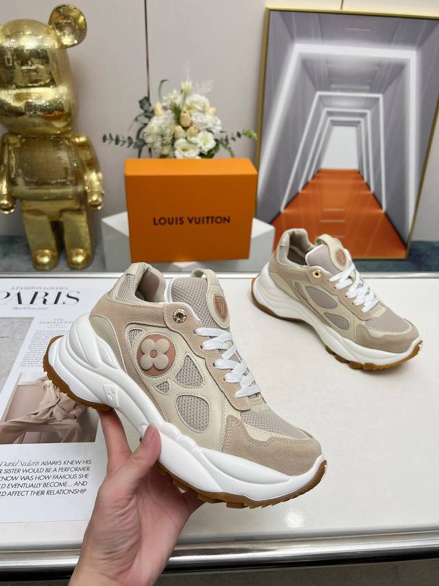 Men's and women's models, this Run55 sports shoe combines leather and technologi