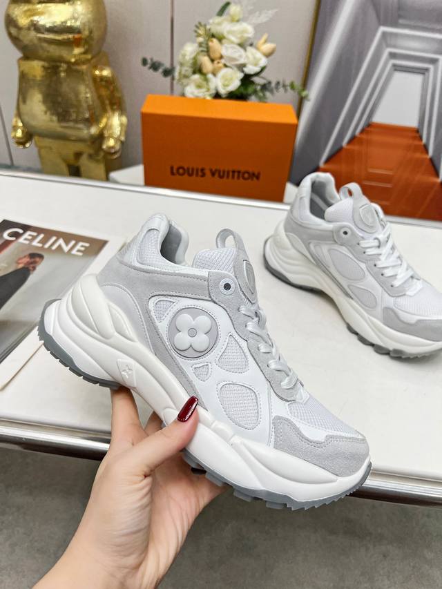 This Run55 sports shoe combines leather and technological fabrics, with a thicke