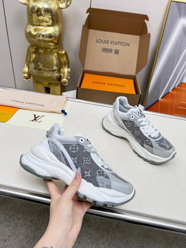 This model of Run55 sports shoes combines leather and technical fabrics, and the