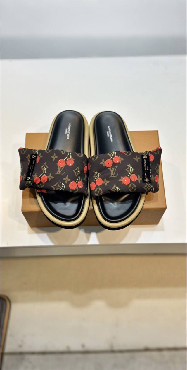 Vuitton Loui .
