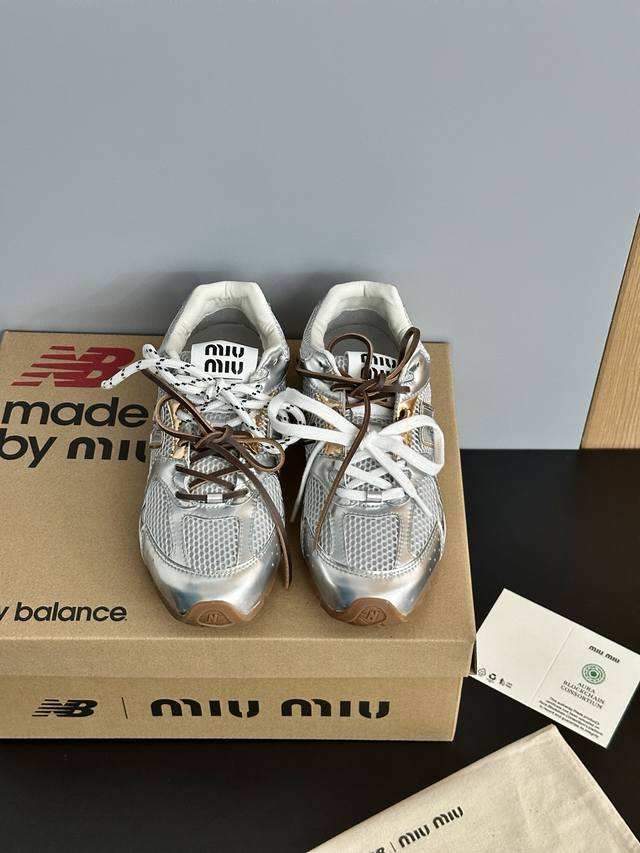 Distressed sneakers joint model Classic color and casual feeling, relaxed and fa