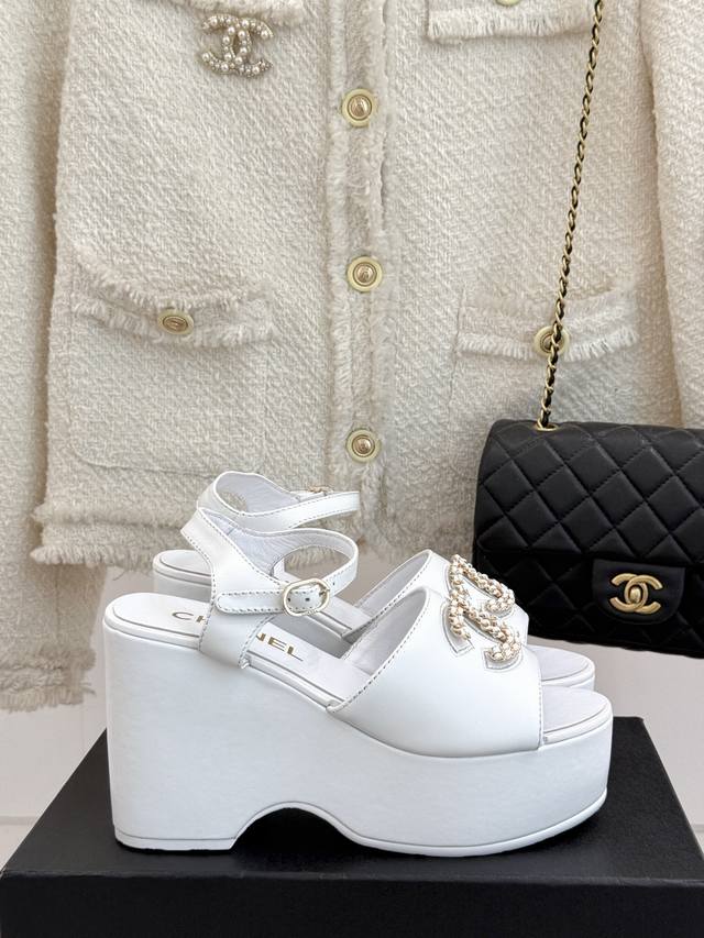 New hollow thick-soled sandals A must-have for a stylish and fashionable style!