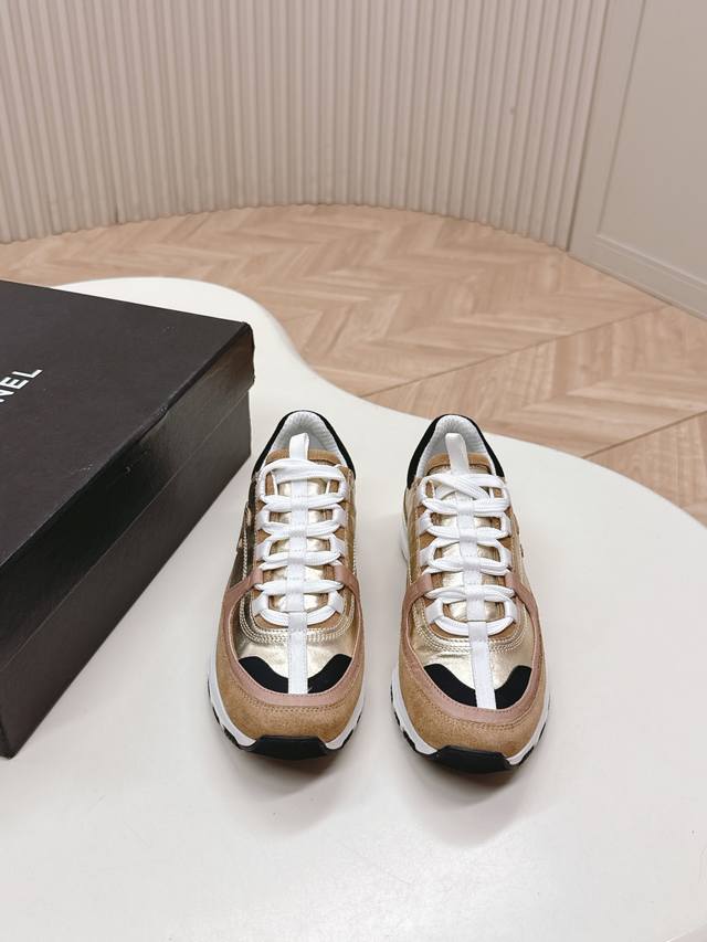 Chanel 25A latest thick-soled casual sports shoes are available at the counter.