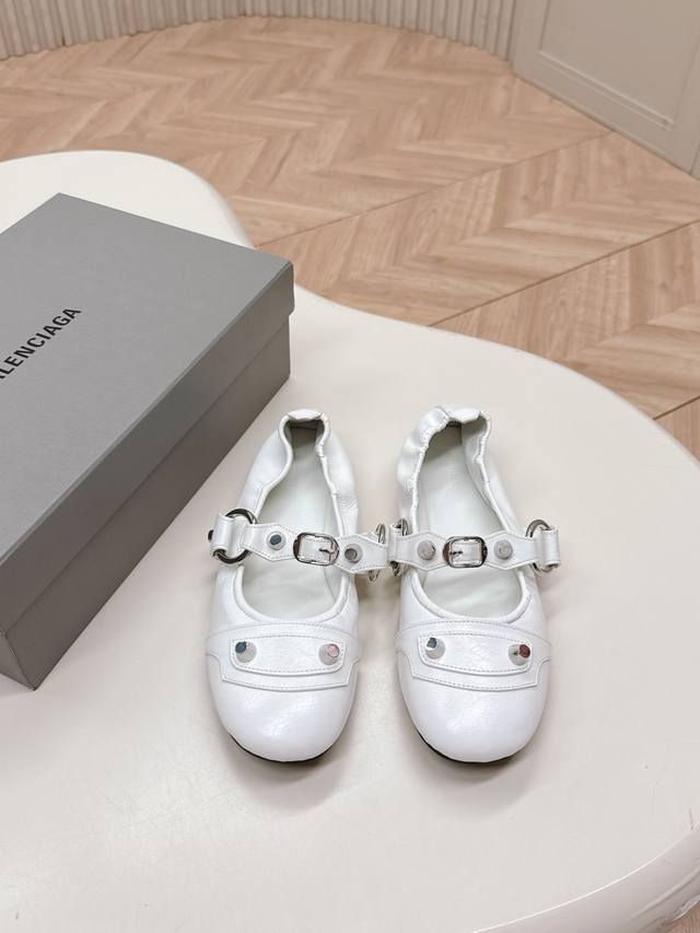 Balenciag*25S new spring and summer ballet shoes Balenciaga has a very classic r
