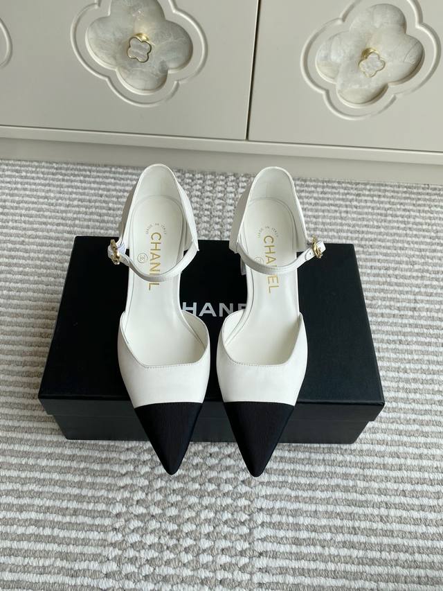 Chanel 2025 new Mary Jane pointed toe thick heel single shoes have an indescriba