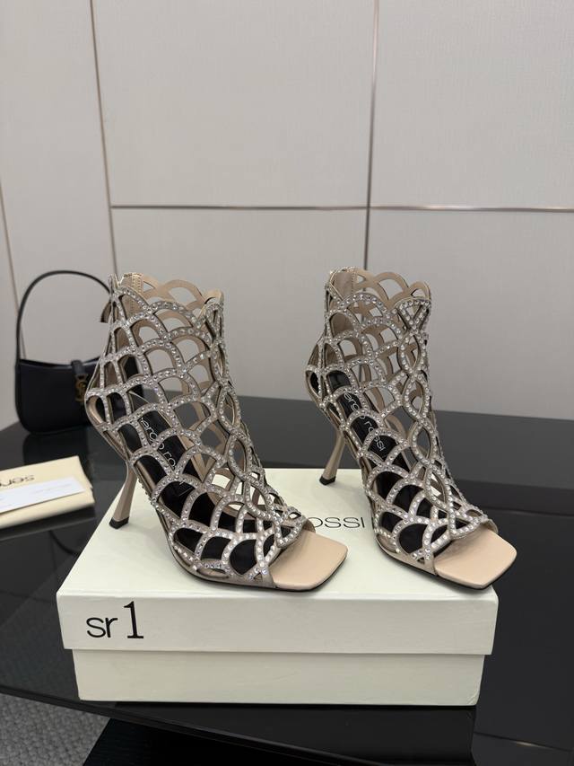 Sergio Rossi's fashionable mermaid sandals, fishnet high heels return to Sergio