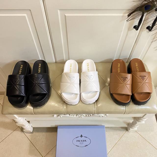 Factory price P, Prada new thick-soled slippers, cowhide surface, sheepskin lini