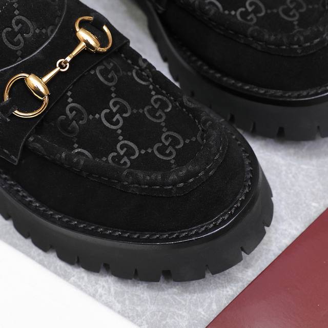 2025 The latest hot-selling Gucci short boots loafers, retro chain buckle. The c