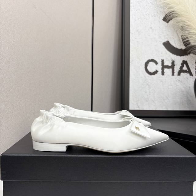 Chanel ballet flats, single shoes, elasticated boat shoes, are the perfect combi