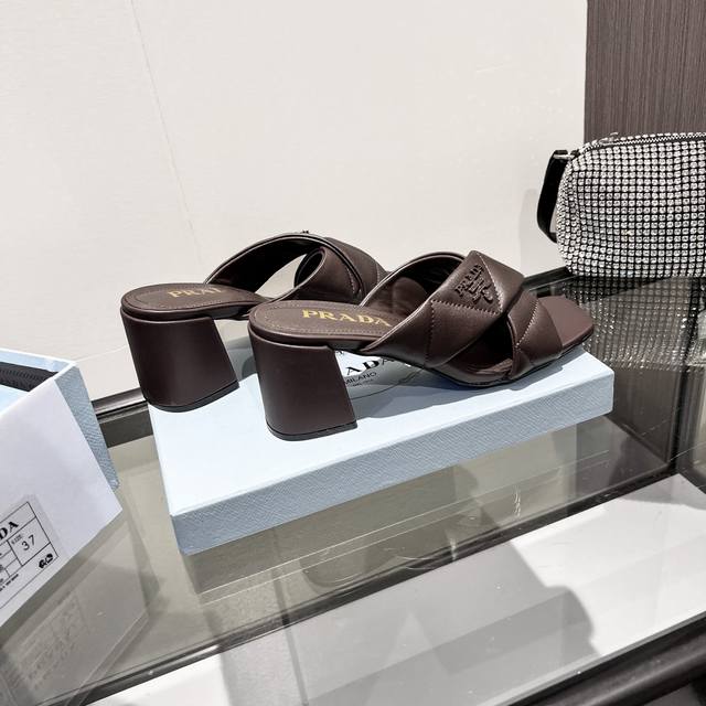 Top-quality Prada in the market Top-quality Elegant, intellectual, retro and cut