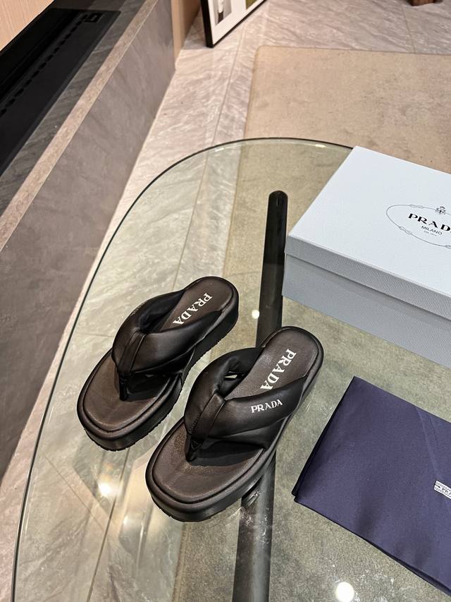 Prada's new style mules are very convenient to wear. You don't need to bend down
