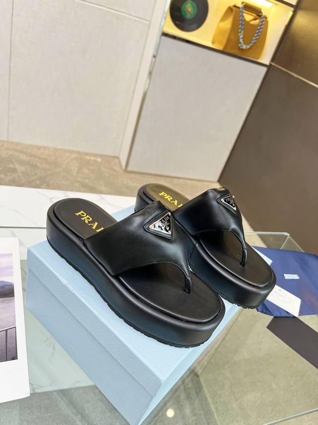 Prada's new top-grade mules are very convenient to wear. You don't need to bend
