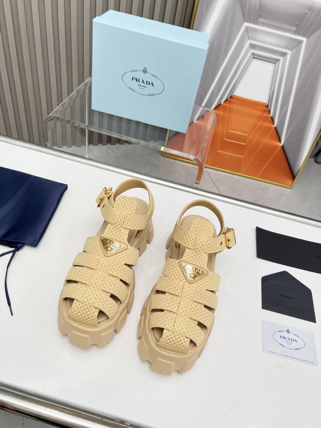 Prada super hot thick-soled sandals are super hot. The latest spring and summer