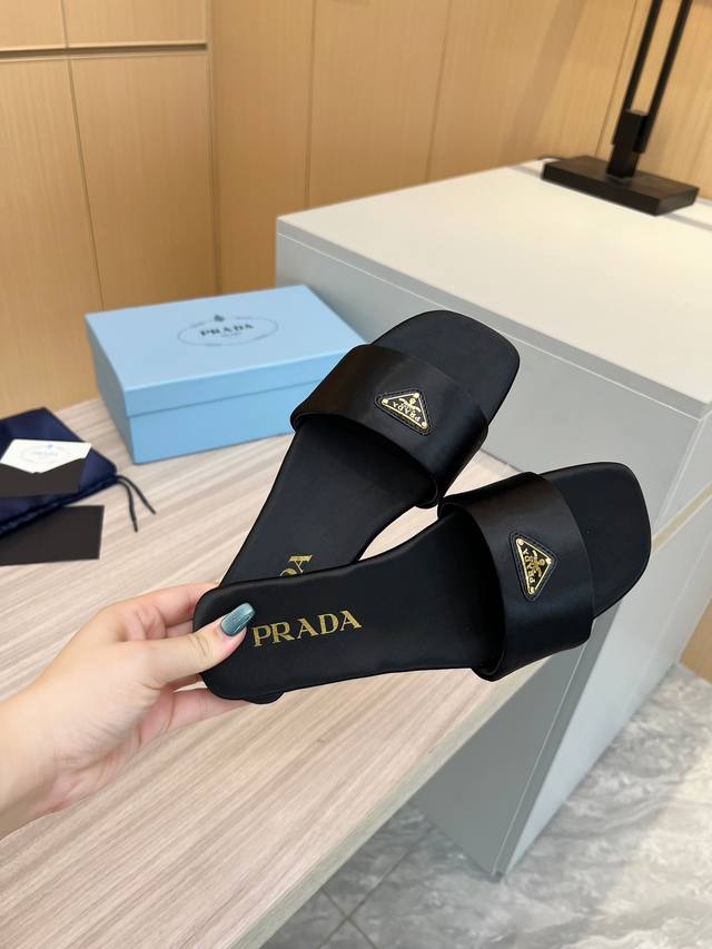 Top-quality Prada triangle logo Top quality Combining elegance, intellectuality,