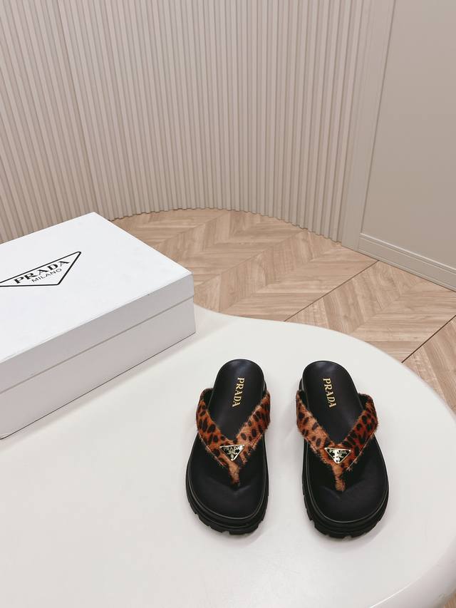 Prada Spring and Summer new slippers velvet thick-soled slippers are comfortabl