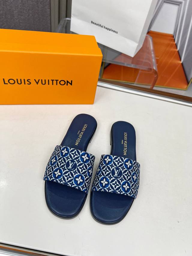 Louis Vuiton 2025 Spring and Summer Latest Style This Liiy flat sandal is design