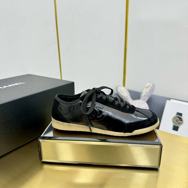 Top version Chanel top casual panda shoes sneakers This classic design; the uppe