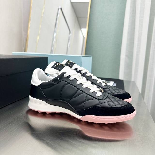 Chanel thick-soled panda sneakers, panda biscuit shoes Chanel Ss popular panda s