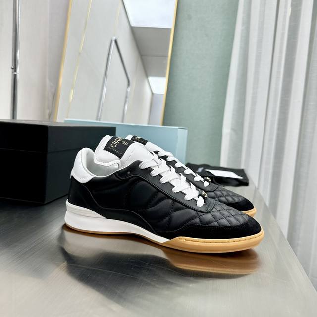 Top version Chanel top casual sports shoes This classic design; the upper is emb