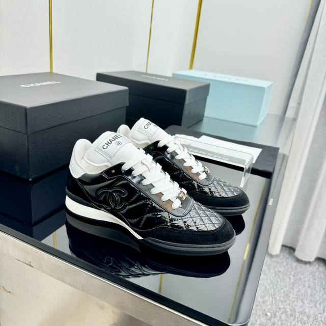 Chanel thick-soled panda sneakers, panda biscuit shoes, sneakers Chanel Ss popul