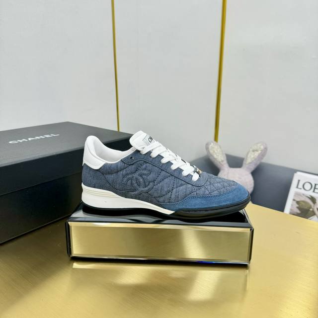 Top version Chanel top casual sports shoes This classic design; the upper is emb