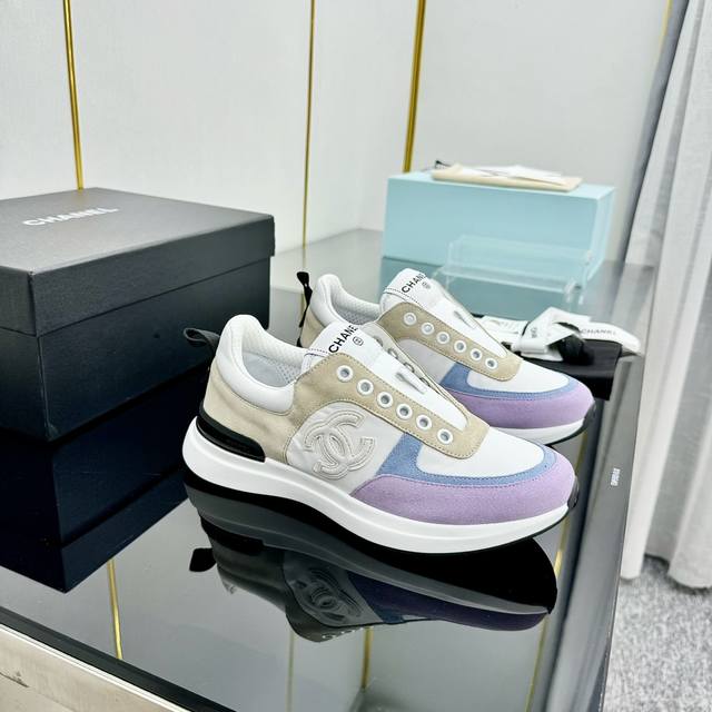 Chanel top-level casual sports shoes This classic design; the upper is embroider