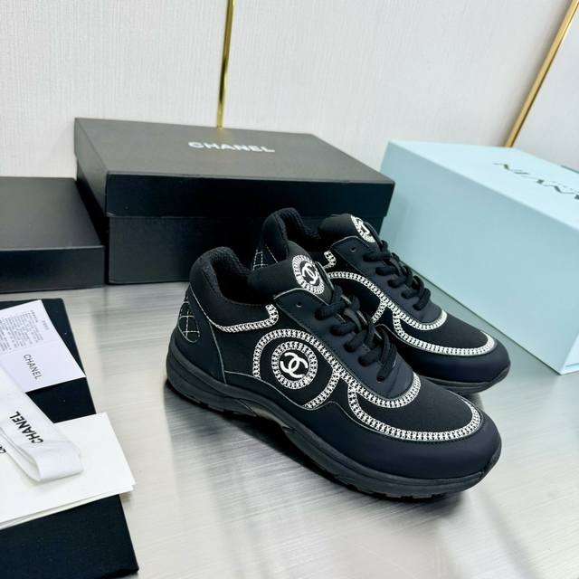 Top version Chanel top casual sports shoes This classic design; the upper is emb