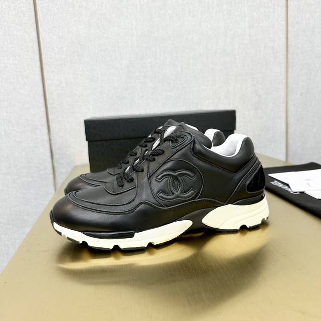 Top version Chanel's top casual sports shoes This classic design; the upper is e