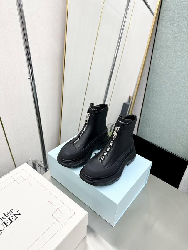 Factory top version Mc Queen new couple shoes! The young lady who represents fas