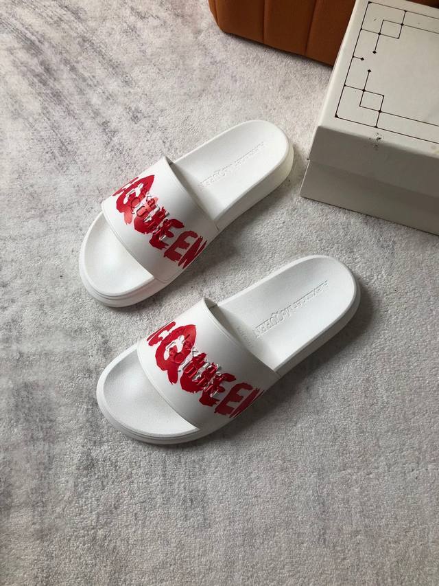 Yma4 McQueen's latest thick-soled flip flops, the unique personality of the shoe