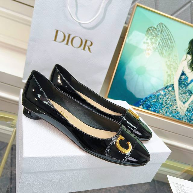 New patent leather round heel low heel single shoes This C'Est Dior sandal is a