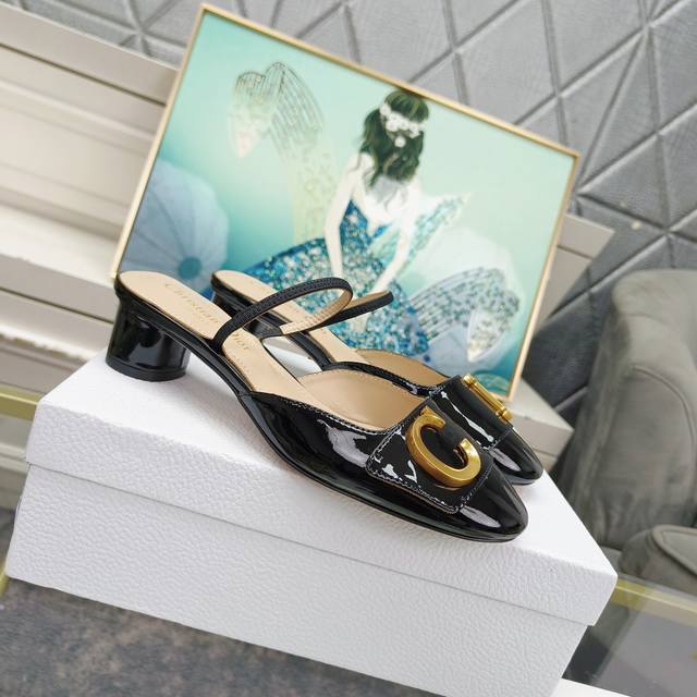 Dior summer new round heel patent leather half slippers. These slippers are made