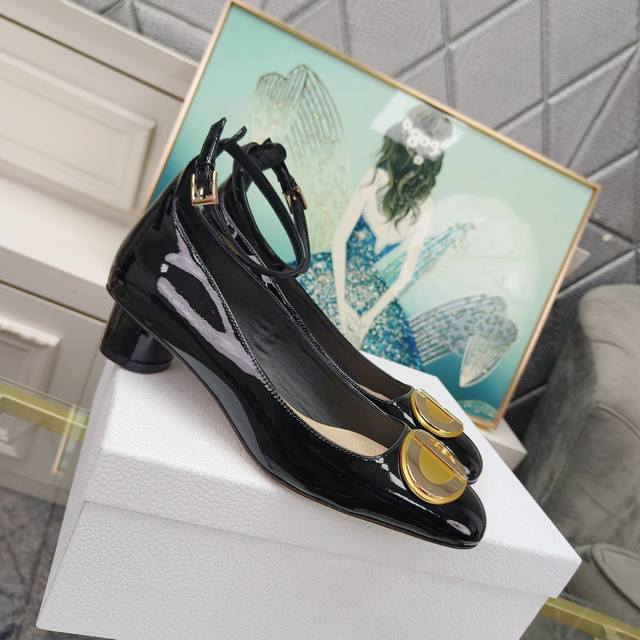 Dior summer new metal buckle patent leather strap high heel single shoes This hi