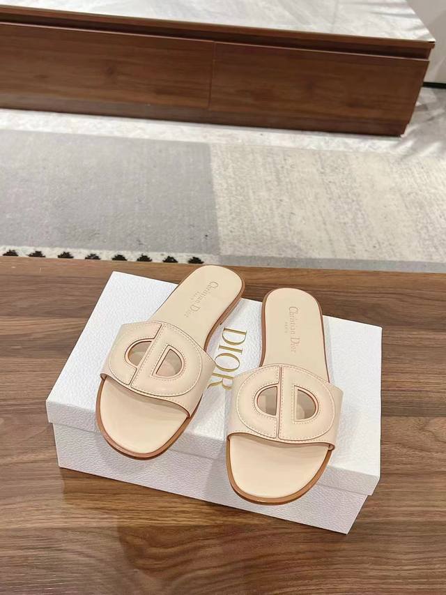Dior 24 Spring and Summer New Flat Slippers The best slippers of the year. The u