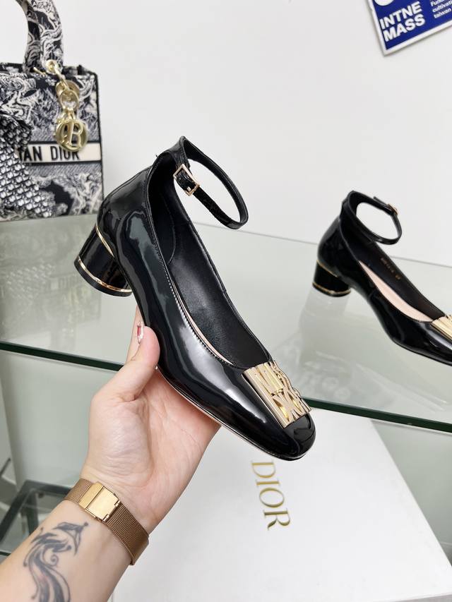 Dior lace-up patent leather high heels are now available. This pair of Miss Dior