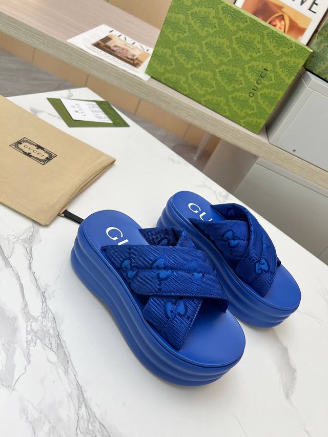 Gucci's latest Gg waterproof platform thick-soled slippers are 1:1 restored to t